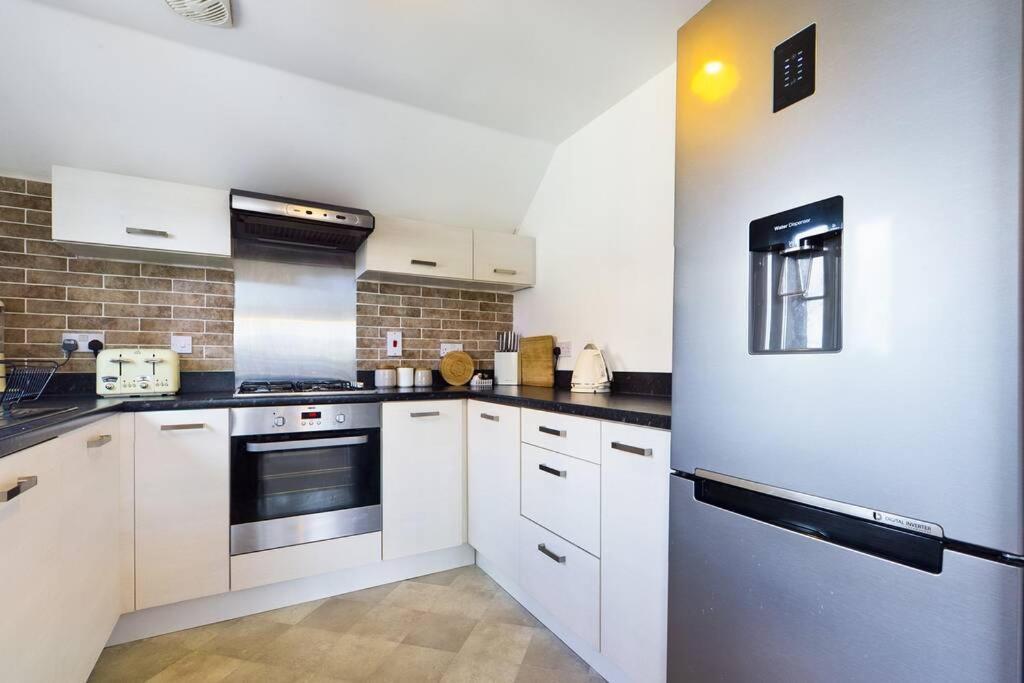 Chic City Centre Apartment With Allocated Parking Swansea Exterior photo