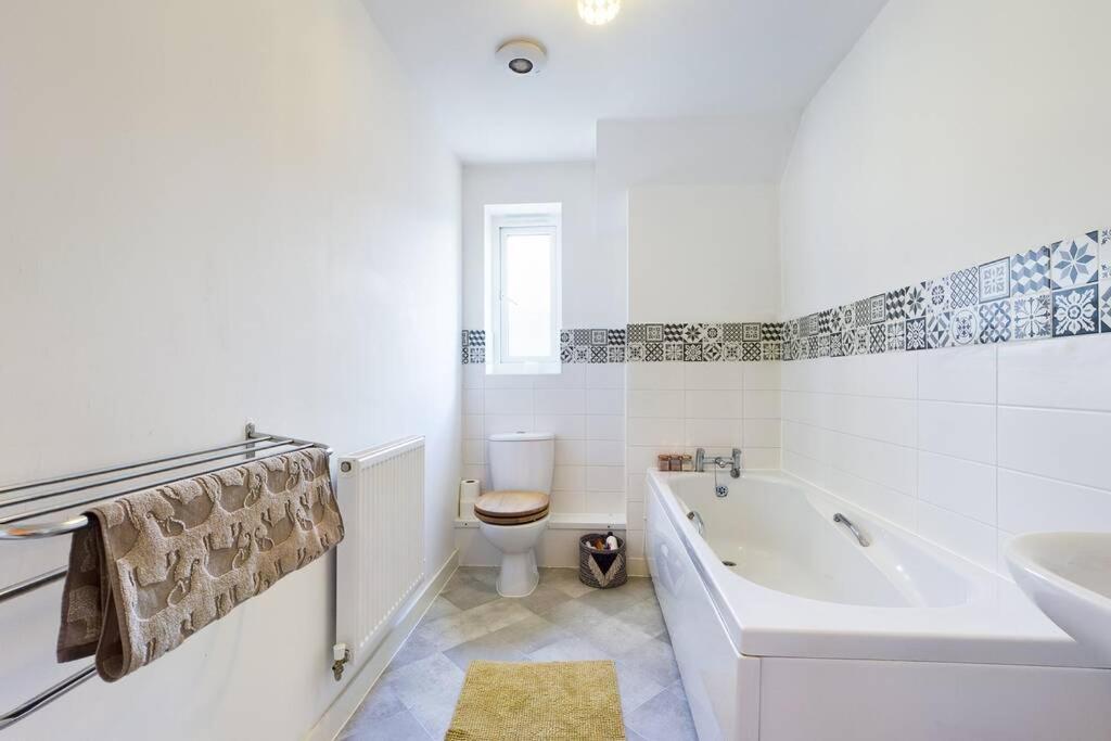 Chic City Centre Apartment With Allocated Parking Swansea Exterior photo
