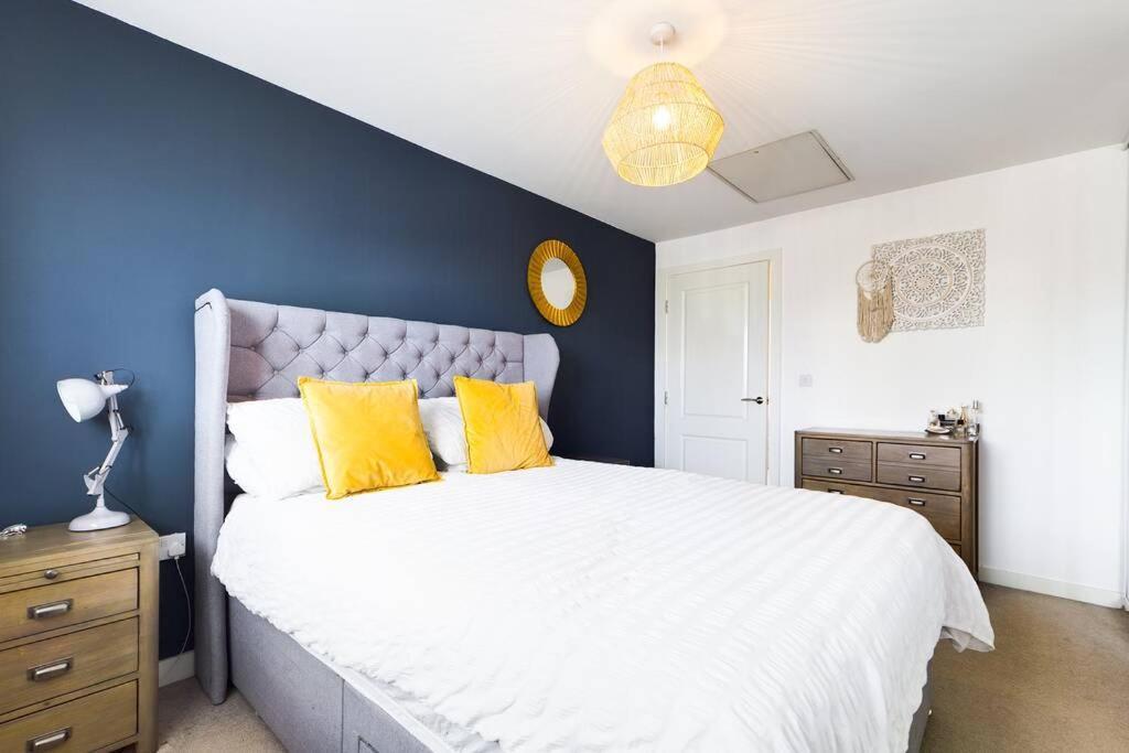 Chic City Centre Apartment With Allocated Parking Swansea Exterior photo