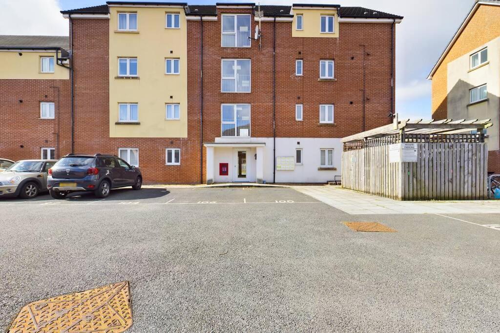 Chic City Centre Apartment With Allocated Parking Swansea Exterior photo