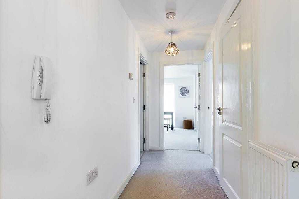 Chic City Centre Apartment With Allocated Parking Swansea Exterior photo