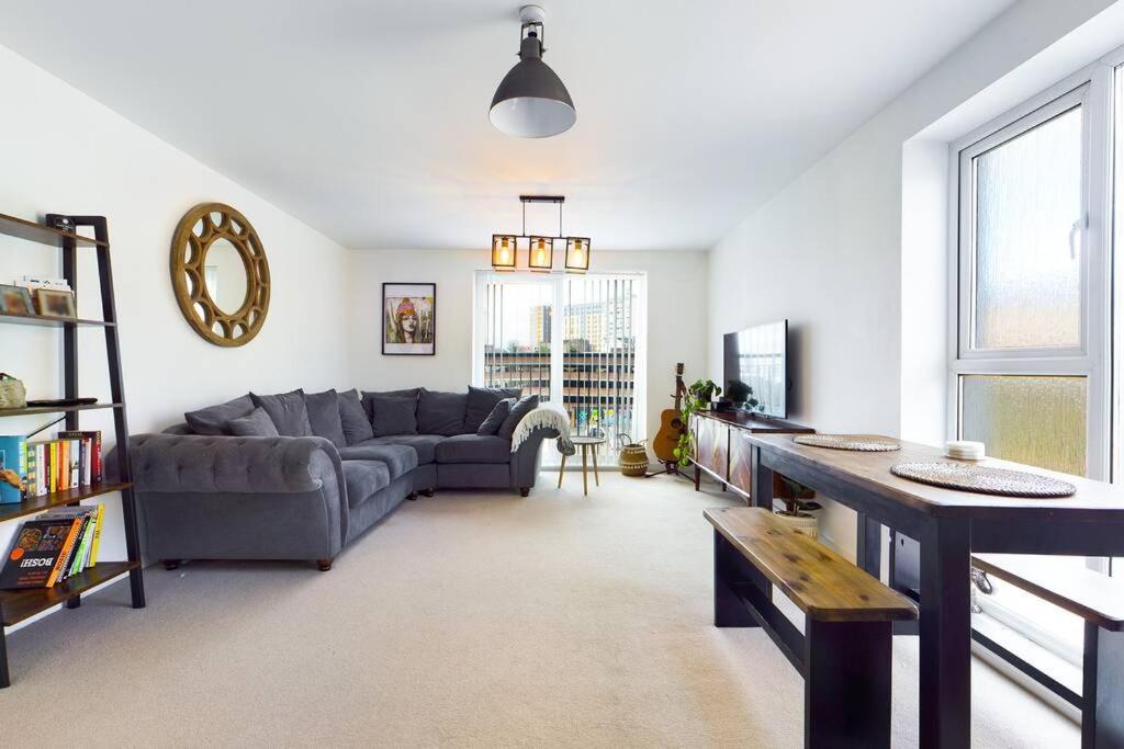 Chic City Centre Apartment With Allocated Parking Swansea Exterior photo