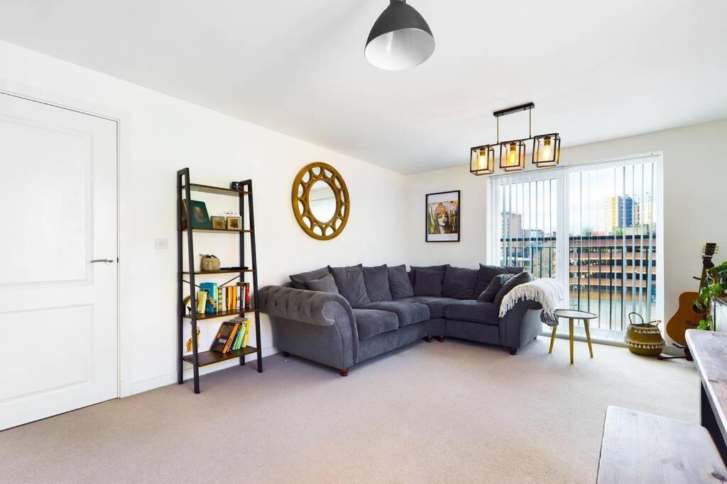 Chic City Centre Apartment With Allocated Parking Swansea Exterior photo
