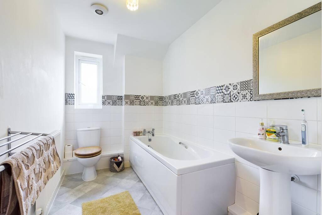 Chic City Centre Apartment With Allocated Parking Swansea Exterior photo