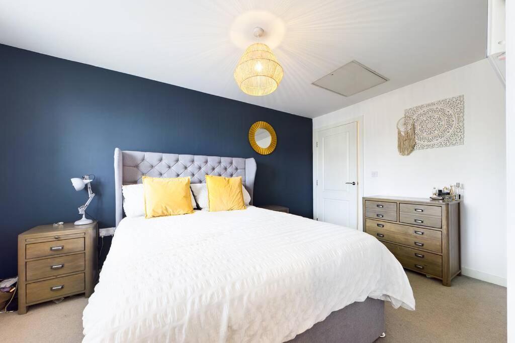 Chic City Centre Apartment With Allocated Parking Swansea Exterior photo