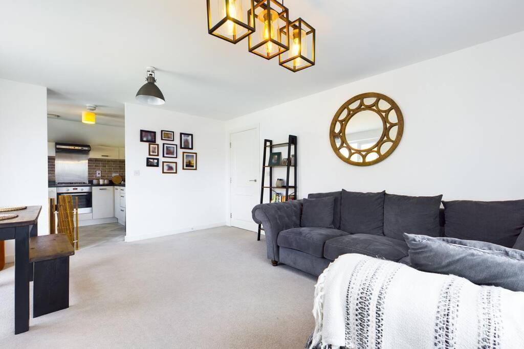 Chic City Centre Apartment With Allocated Parking Swansea Exterior photo
