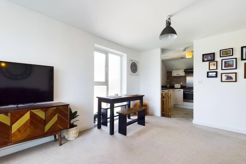 Chic City Centre Apartment With Allocated Parking Swansea Exterior photo