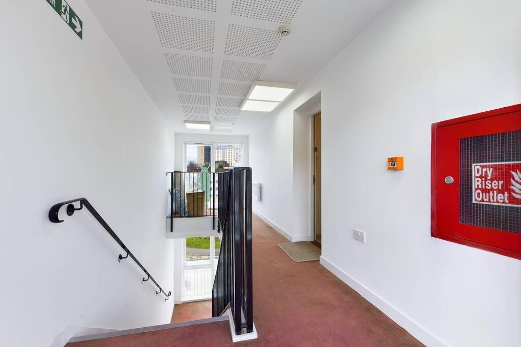 Chic City Centre Apartment With Allocated Parking Swansea Exterior photo